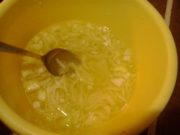 Svieži zemiakový šalát s mladými listami hrozna a púpavy (fotorecept) - obrázok 4