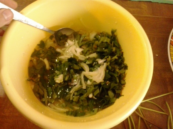 Svieži zemiakový šalát s mladými listami hrozna a púpavy (fotorecept) - obrázok 5