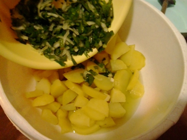 Svieži zemiakový šalát s mladými listami hrozna a púpavy (fotorecept) - obrázok 6