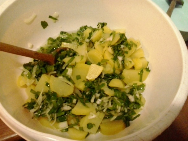 Svieži zemiakový šalát s mladými listami hrozna a púpavy (fotorecept) - obrázok 7