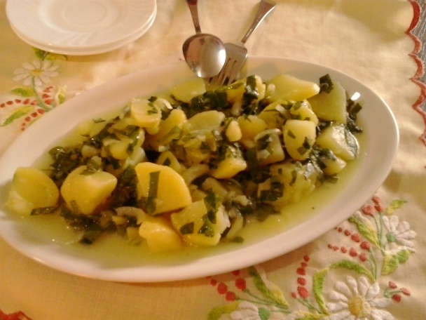 Svieži zemiakový šalát s mladými listami hrozna a púpavy (fotorecept) - obrázok 8