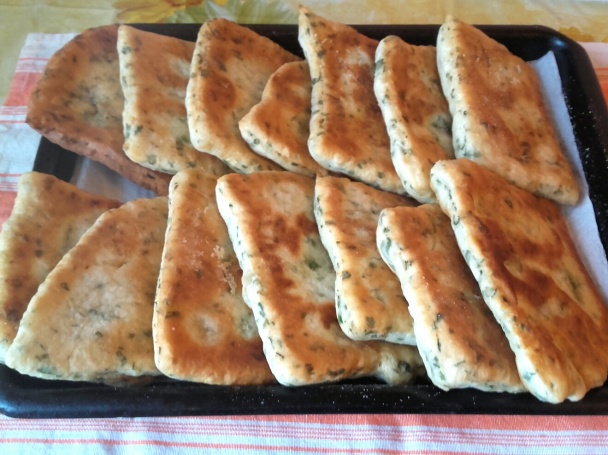 Vysmážané kúsky cesta s cesnakom a vňaťou (fotorecept) - obrázok 3