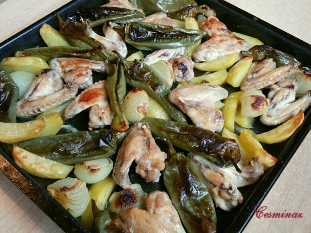 V rúre pečené krídla so zeleninou, jogurtovým dressingom a paprikovým maslom (fotorecept) - obrázok 4