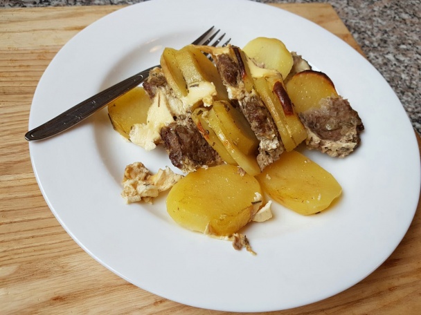 V rúre pečené zemiaky so smotanou a mletým mäsom (fotorecept) - obrázok 7