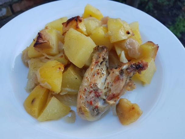 Zapečené zemiaky s jablkom a kuracími krídlami (fotorecept) - obrázok 4