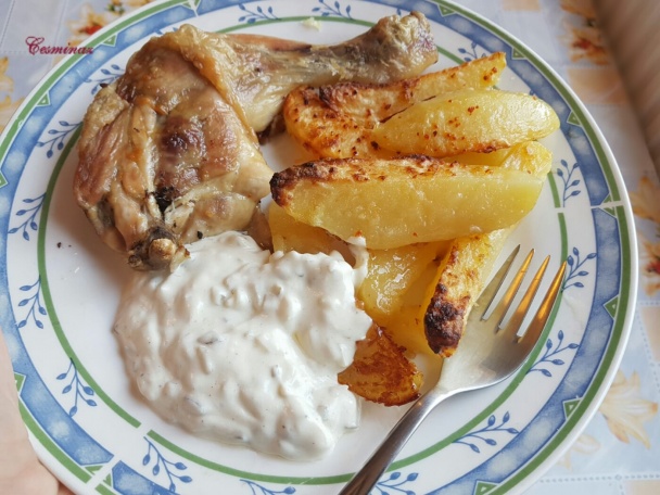 Pečené cibuľovo-cesnakové zemiaky s kuracími stehnami a domácou tatárkou (fotorecept) - obrázok 5