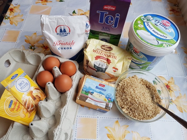 Zákusok s čoko-mascarpone krémom, slaným karamelom a čokoládovou polevou (fotorecept) - obrázok 1