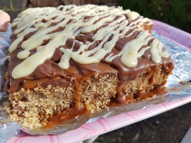 Zákusok s čoko-mascarpone krémom, slaným karamelom a čokoládovou polevou (fotorecept) - obrázok 9
