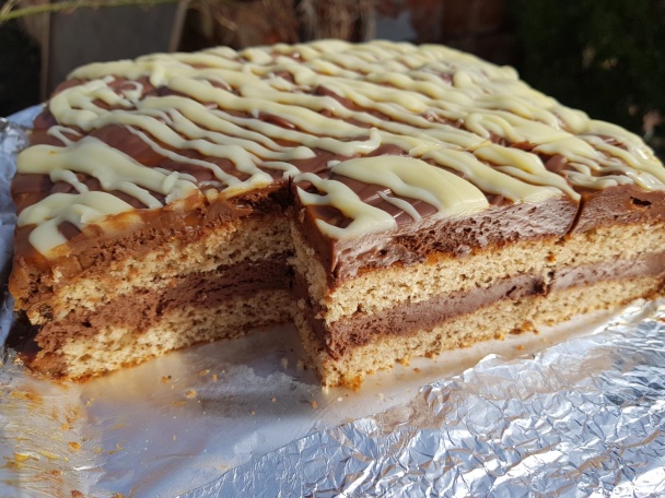 Zákusok s čoko-mascarpone krémom, slaným karamelom a čokoládovou polevou (fotorecept) - obrázok 10