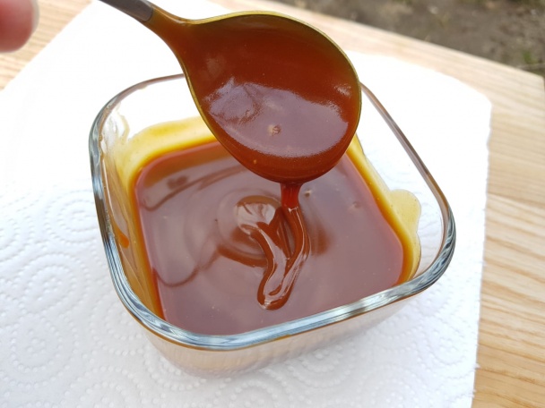 Zákusok s čoko-mascarpone krémom, slaným karamelom a čokoládovou polevou (fotorecept) - obrázok 11