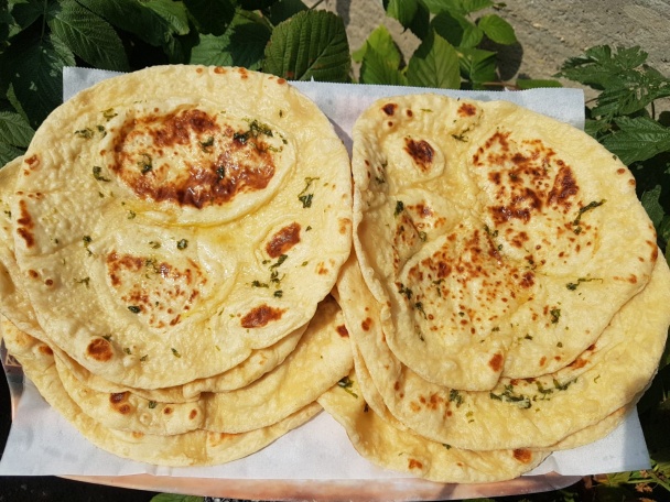 Chlebové placky s bazalkovo-cesnakovým maslom (fotorecept) - obrázok 5