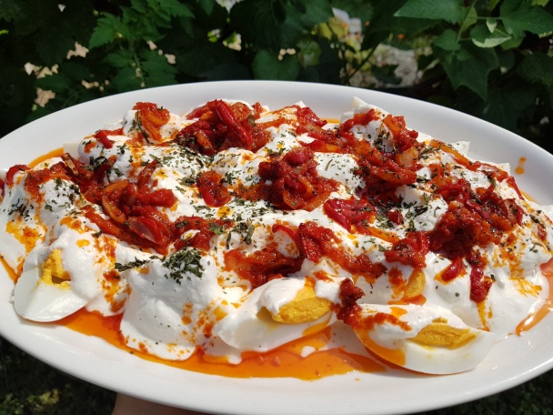 Vajíčka s cesnakovým jogurtom a paprikovo-paradajkovým maslom (fotorecept) - obrázok 4