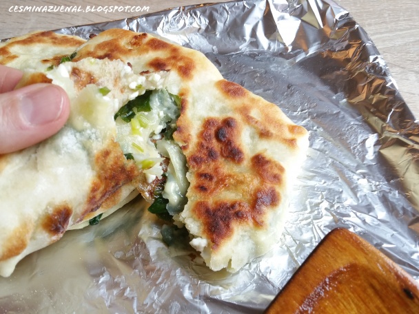 Gözleme plnené medvedím cesnakom a tvarohom (fotorecept) - obrázok 7