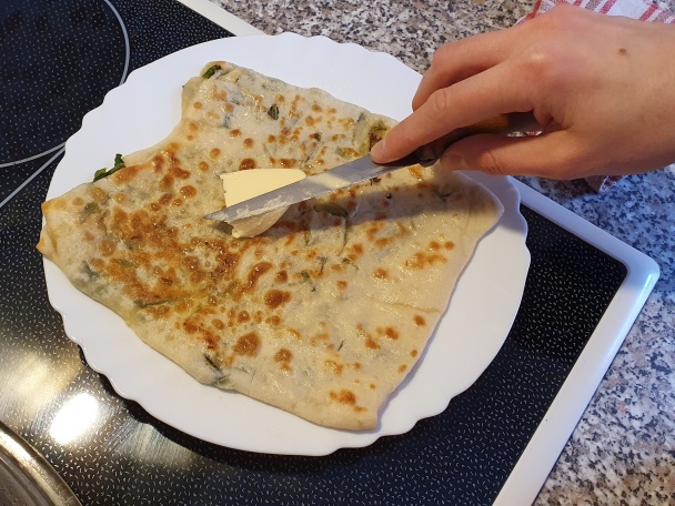 Chlebové placky s medvedím cesnakom a so syrom (fotorecept) - obrázok 6