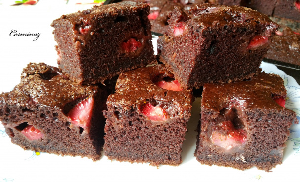 Jemný kakaový koláč z jogurtu s jahodami (videorecept) - obrázok 3