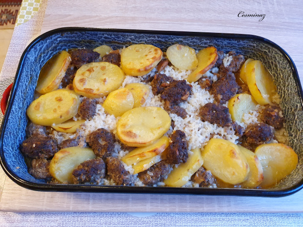 Köfte so šťavnatou ryžou a zemiakmi z jedného plechu (fotorecept) - obrázok 6