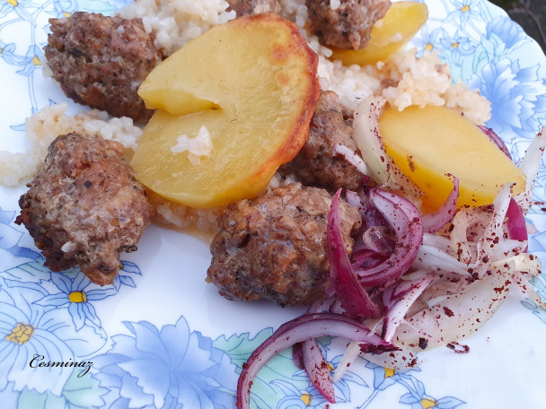 Köfte so šťavnatou ryžou a zemiakmi z jedného plechu (fotorecept) - obrázok 7