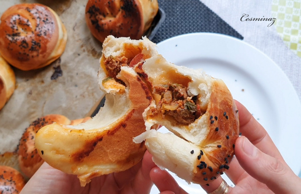 Poača - kysnuté pečivo plnené mletým mäsom (videorecept) - obrázok 2