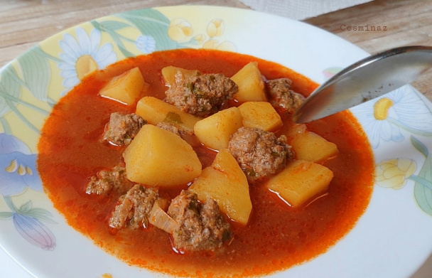 Zemiakový paprikáš s köfte guľkami (Patatesli sulu Köfte) (videorecept) - obrázok 2