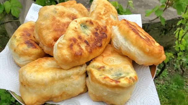 Syrom a jarnou cibuľkou plnené batôžky z cesta z chladničky (videorecept) - obrázok 4