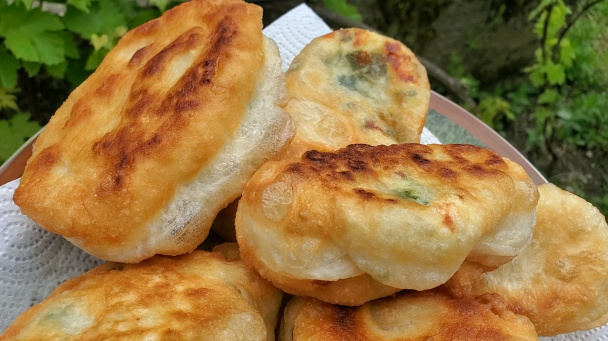 Syrom a jarnou cibuľkou plnené batôžky z cesta z chladničky (videorecept) - obrázok 5