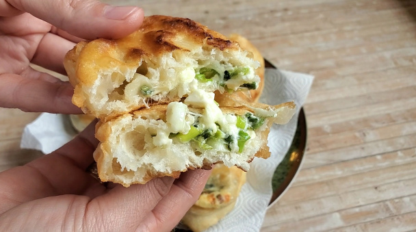 Syrom a jarnou cibuľkou plnené batôžky z cesta z chladničky (videorecept) - obrázok 6