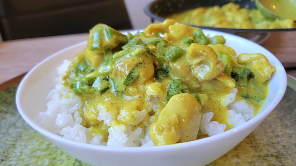 Kuracie mäso v kokosovej karí omáčke (Coconut chicken curry) (videorecept) - obrázok 2