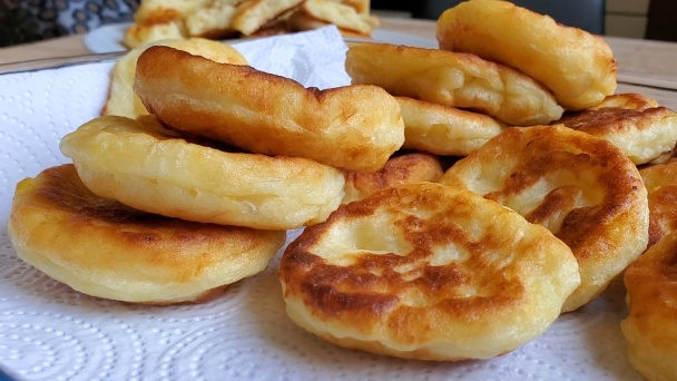 Ľahučké vysmážané zemiakové pagáčiky (Krumplis pogácsa) (videorecept) - obrázok 4