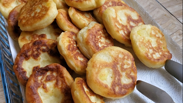 Ľahučké vysmážané zemiakové pagáčiky (Krumplis pogácsa) (videorecept) - obrázok 3