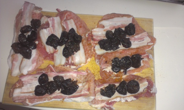 Karé plnené slaninkou a sušenou slivkou s parmezánovou polentou ako prílohou - obrázok 1