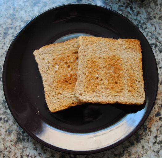 Sladký sendvič s ovocím a orechami - obrázok 1
