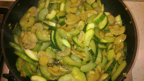 Tortila plnená syrom, cuketou a šampiňónmi - obrázok 1