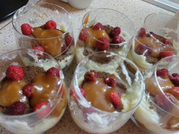 Pohárikový dezert s karamelom a krémom (fotorecept) - obrázok 5