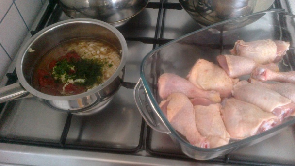 Kuracie stehná v červenej omáčke - obrázok 1