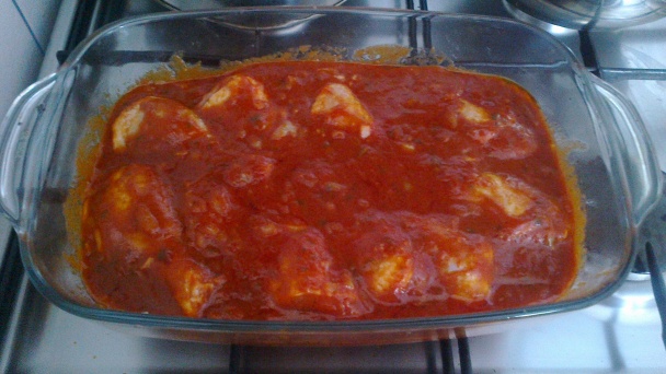 Kuracie stehná v červenej omáčke - obrázok 2