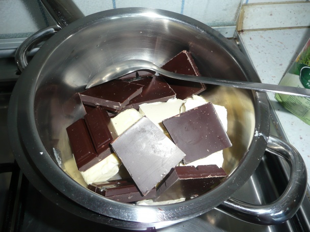 Fantastický čoko-koláč s orechami a bielou čokoládou (fotorecept) - obrázok 1