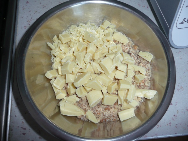 Fantastický čoko-koláč s orechami a bielou čokoládou (fotorecept) - obrázok 2