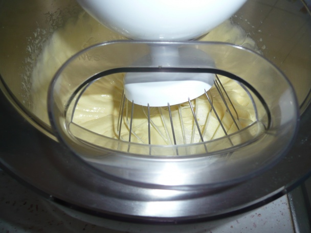 Fantastický čoko-koláč s orechami a bielou čokoládou (fotorecept) - obrázok 4