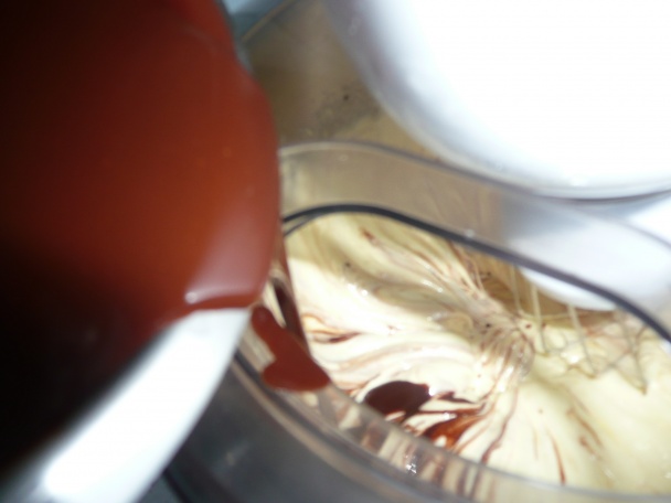 Fantastický čoko-koláč s orechami a bielou čokoládou (fotorecept) - obrázok 5