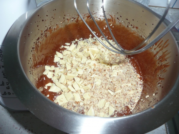 Fantastický čoko-koláč s orechami a bielou čokoládou (fotorecept) - obrázok 6