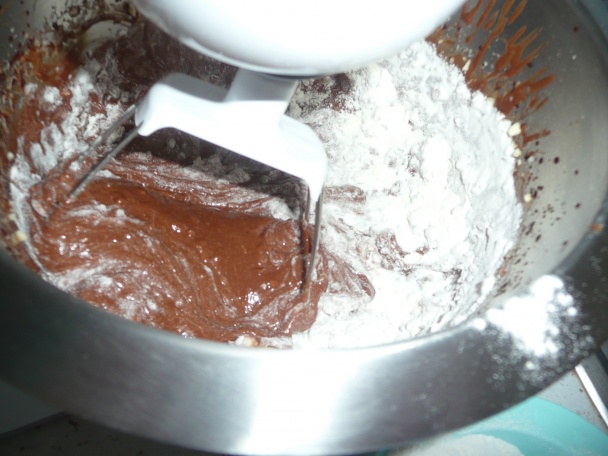 Fantastický čoko-koláč s orechami a bielou čokoládou (fotorecept) - obrázok 7