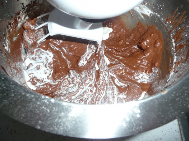 Fantastický čoko-koláč s orechami a bielou čokoládou (fotorecept) - obrázok 8