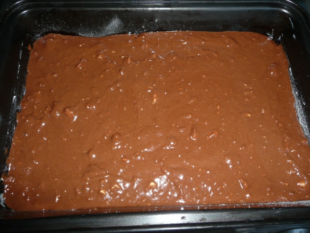 Fantastický čoko-koláč s orechami a bielou čokoládou (fotorecept) - obrázok 9