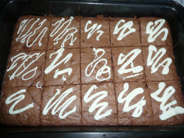 Fantastický čoko-koláč s orechami a bielou čokoládou (fotorecept) - obrázok 10