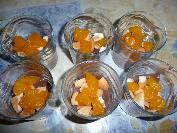 Poháre plné pudingu s mandarínkami a lieskovými orieškami (fotorecept) - obrázok 3