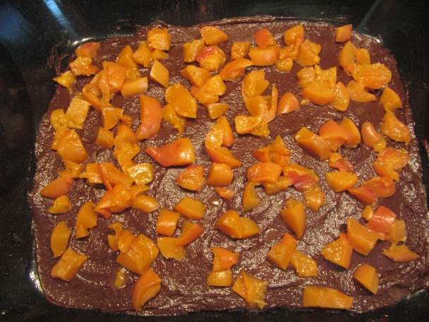 Dvojfarebný marhuľovo-orechový koláč - obrázok 4