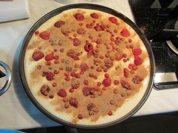 Malinovo-ríbezľový koláčik z hrnčeka - obrázok 3