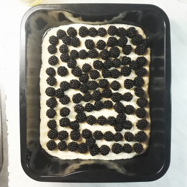 Kysnutý koláč s černicami a tvarohovo-vanilkovým krémom (fotorecept) - obrázok 4