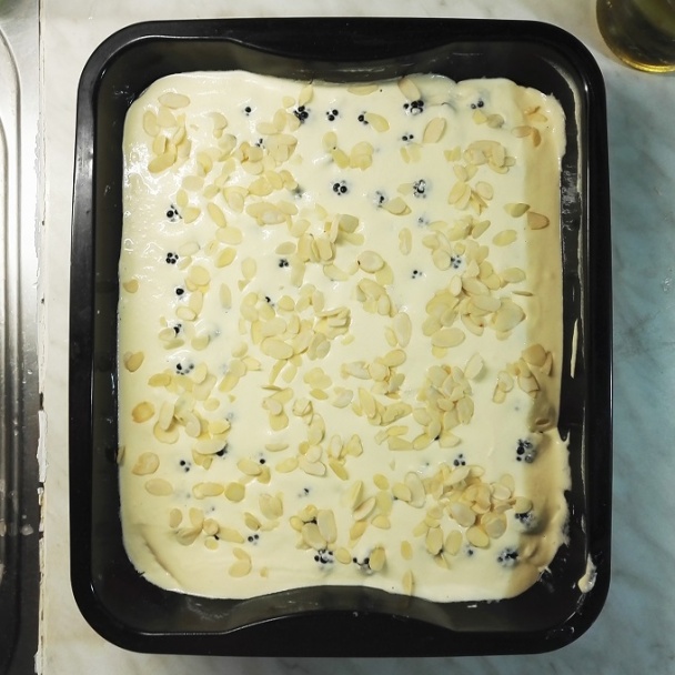 Kysnutý koláč s černicami a tvarohovo-vanilkovým krémom (fotorecept) - obrázok 7