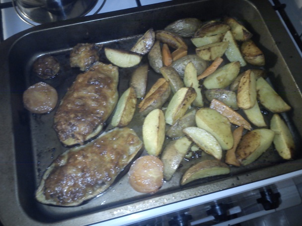 Zapekaný plnený baklažán s pečenými zemiakmi (fotorecept) - obrázok 6